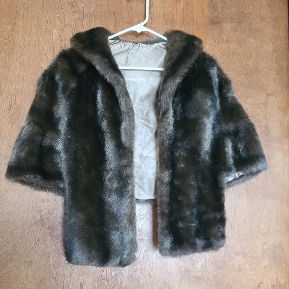 Faux Fur Cape made in USA - Picture 2 of 8